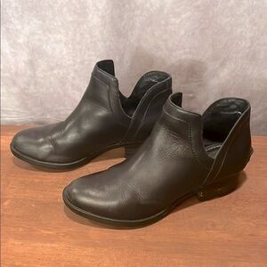 Sorel slip on ankle Chelsea boot black nubuck leather size 7